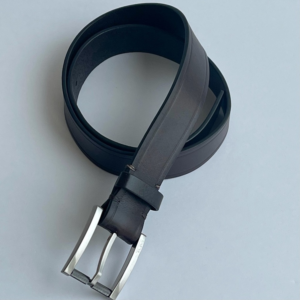Tumi Men’s Italian leather belt (Black/Brown)Silver Buckle. Measures 34” overall